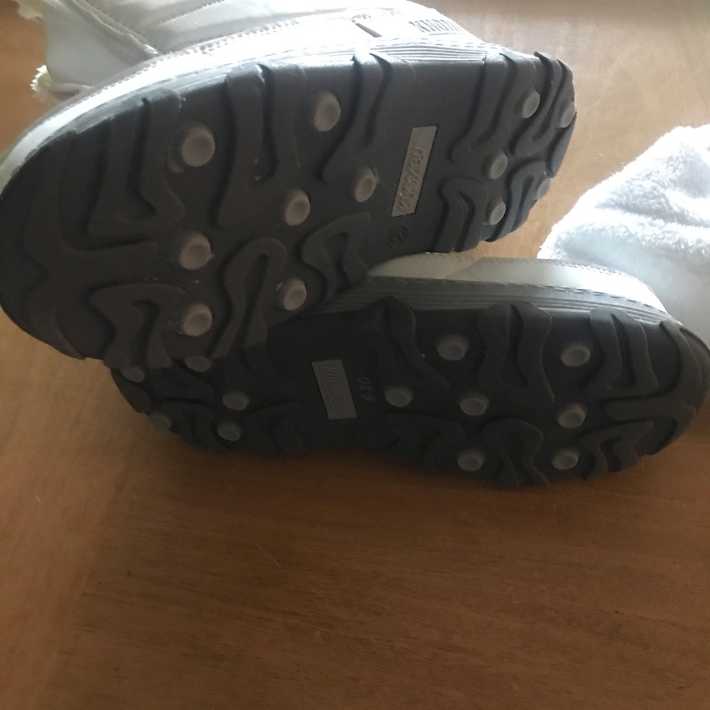 Khombu Girls Sze 2 White Snow Boot &North Face Hat - Picture 14 of 16